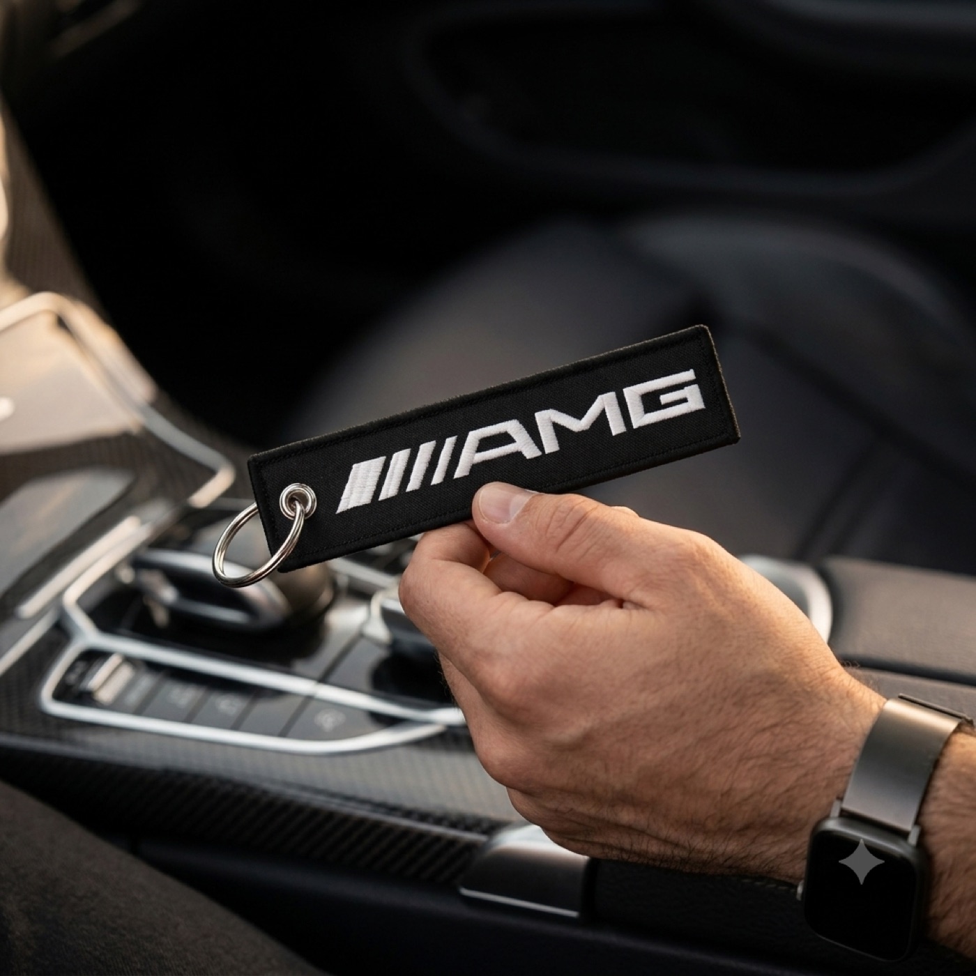 Llavero AMG en la mano dentro del coche
